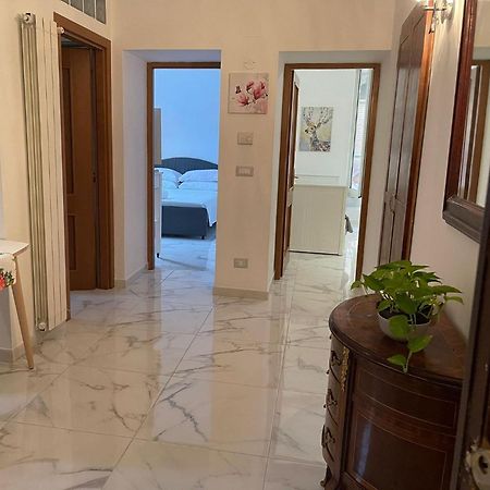 Flowers In Rome Apartment Bagian luar foto