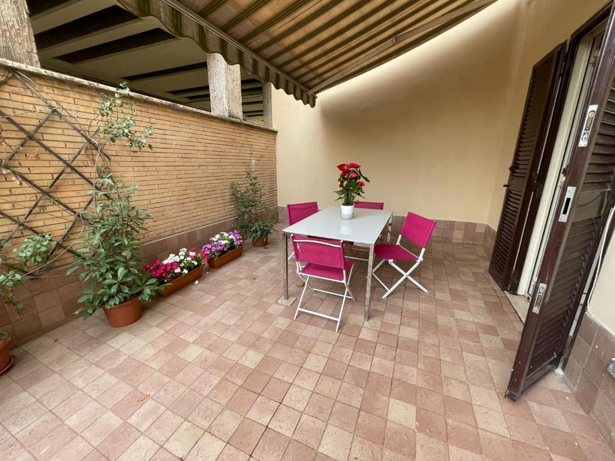 Flowers In Rome Apartment Bagian luar foto