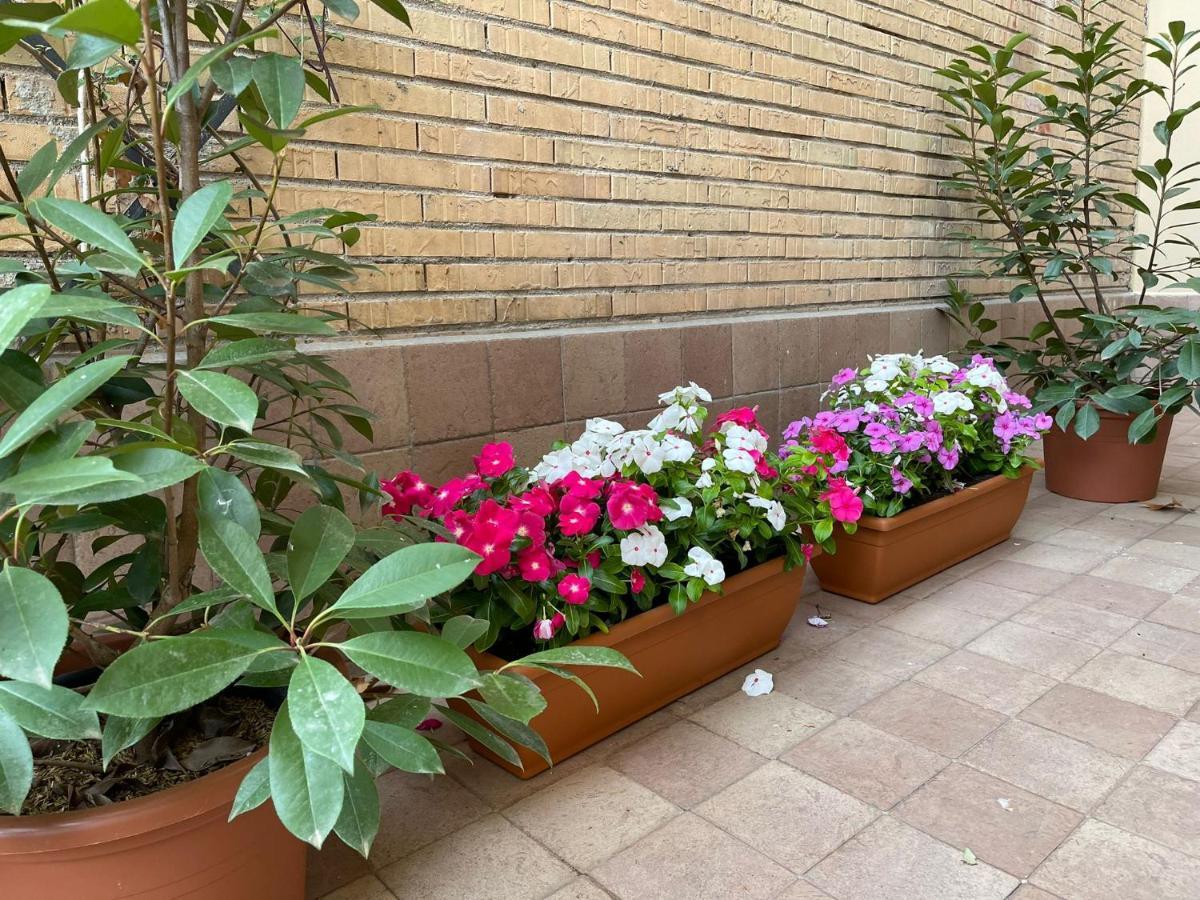 Flowers In Rome Apartment Bagian luar foto