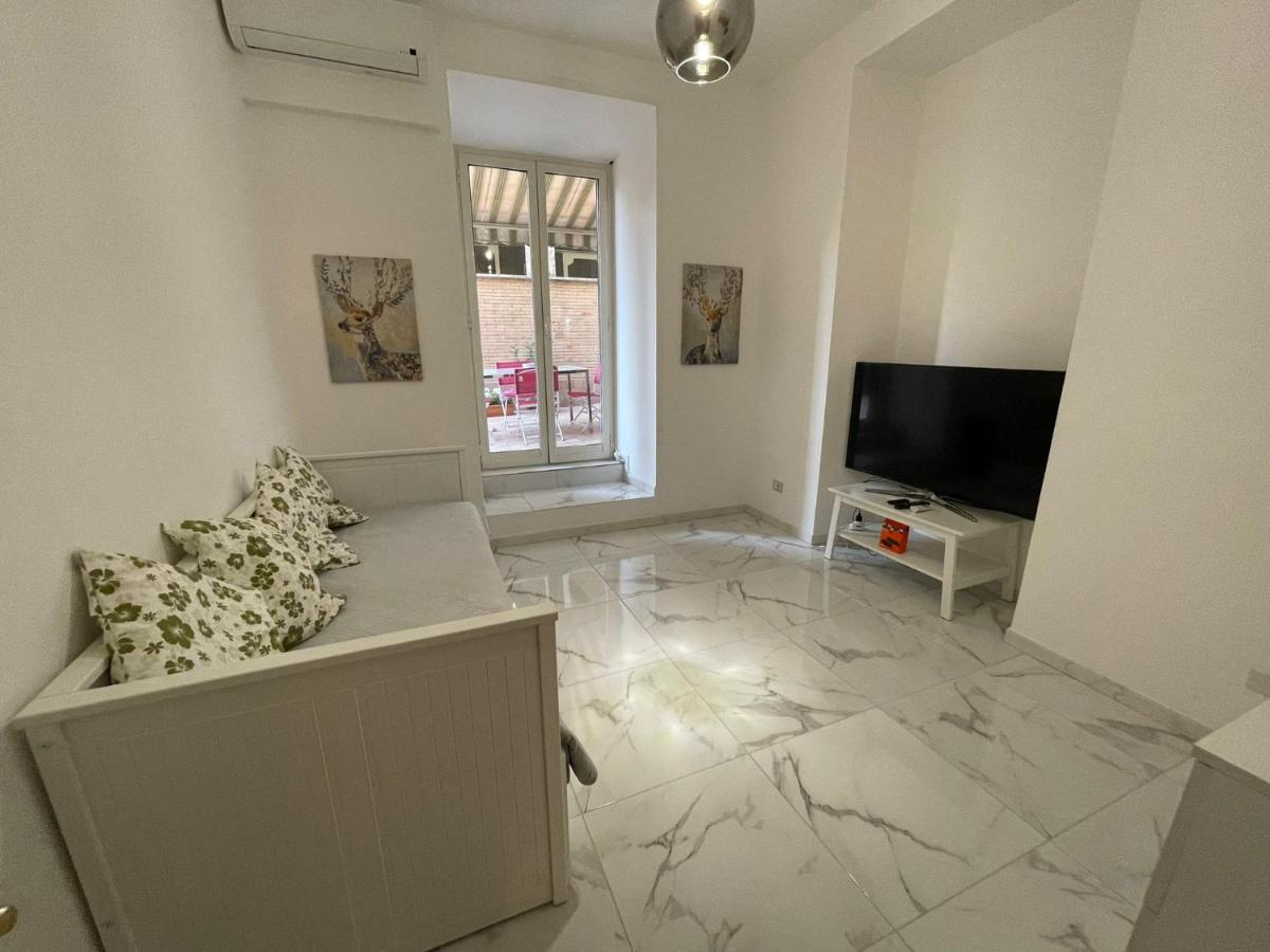 Flowers In Rome Apartment Bagian luar foto