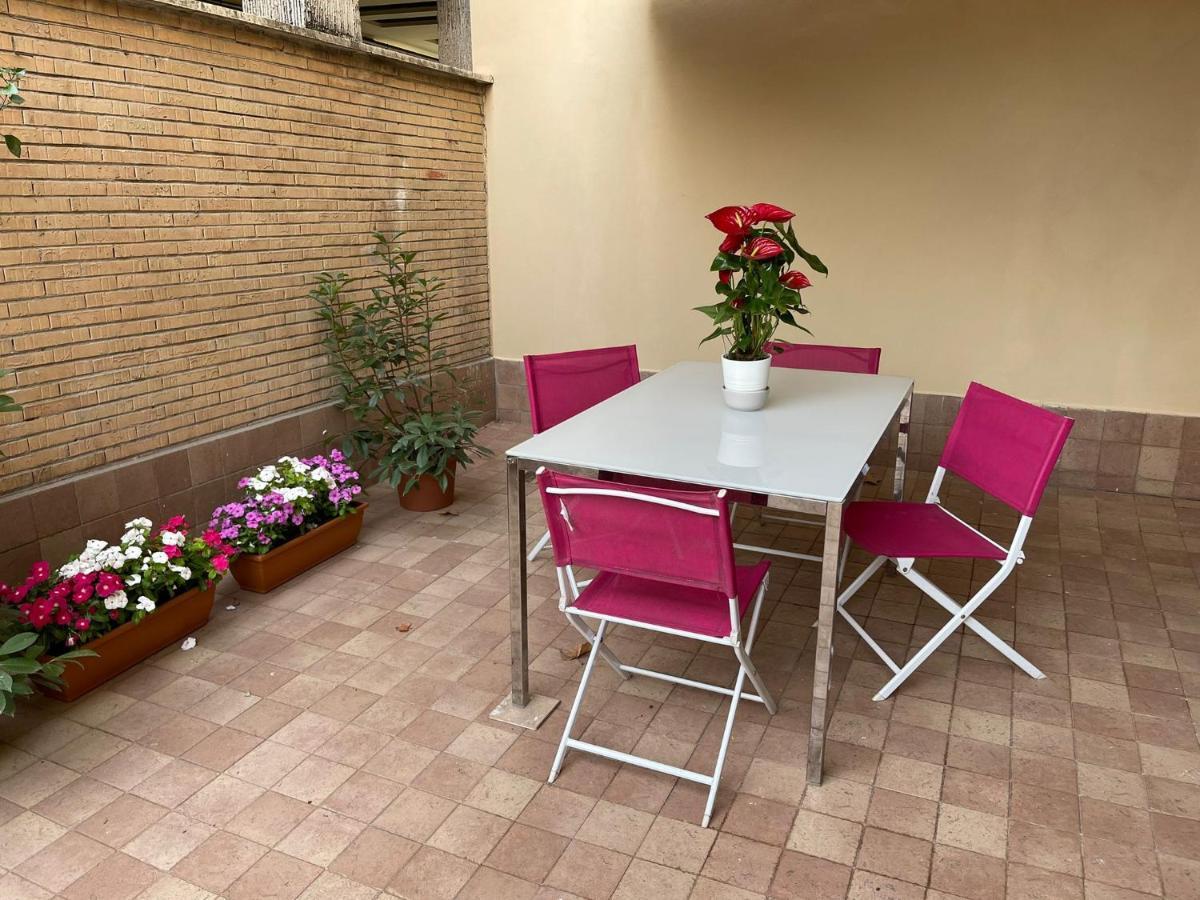 Flowers In Rome Apartment Bagian luar foto