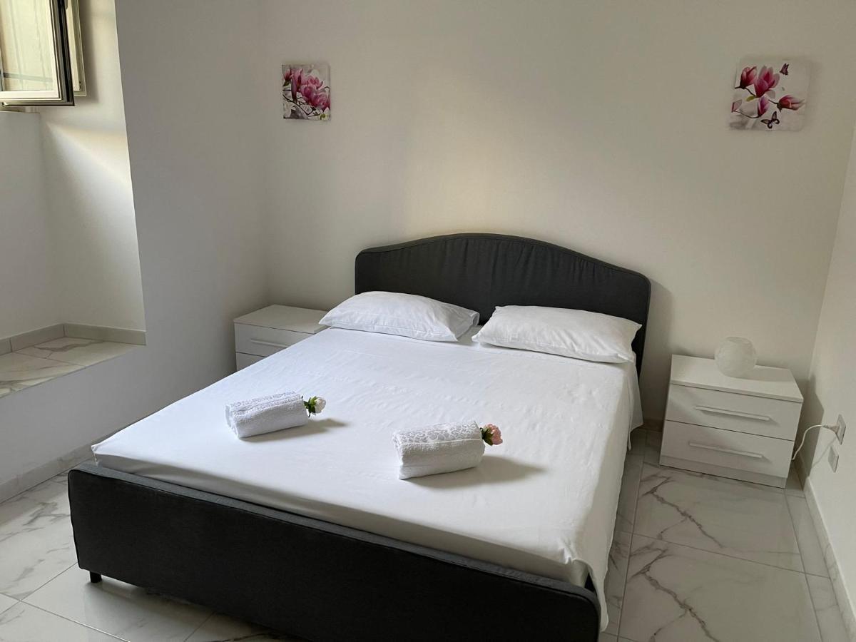 Flowers In Rome Apartment Bagian luar foto